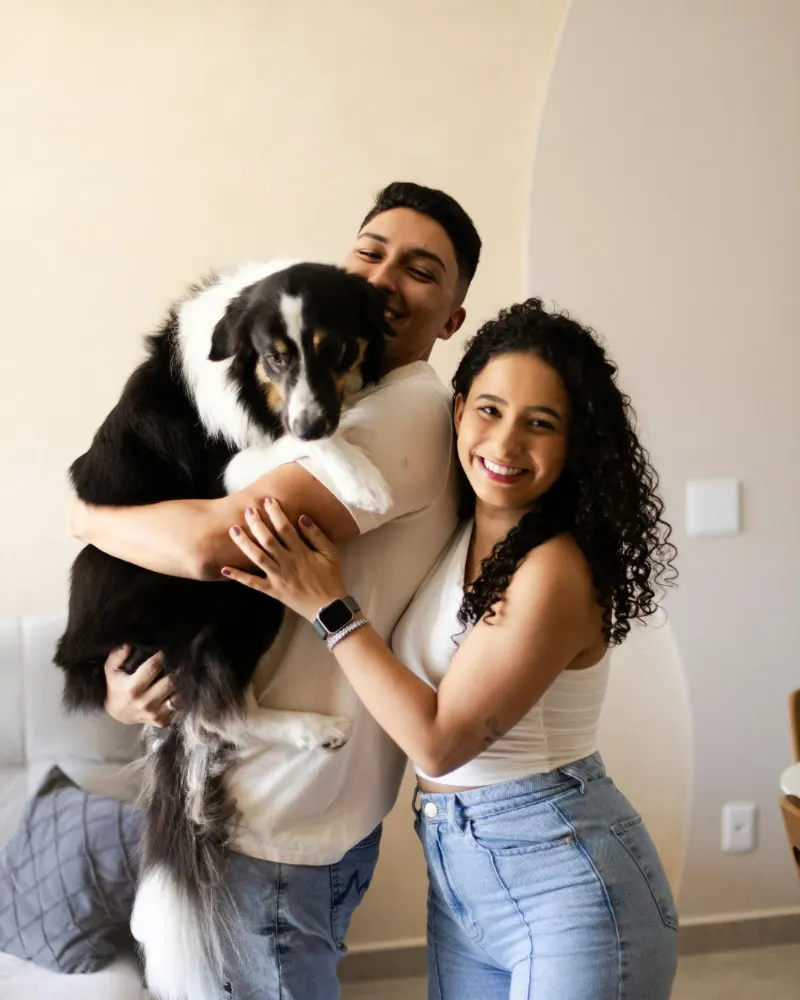 Pareja con su perro en casa
