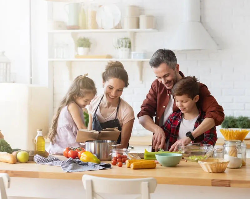 Familia cocinando en casa